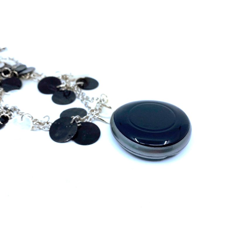 pendentif--bijou-framboise-classique-noir