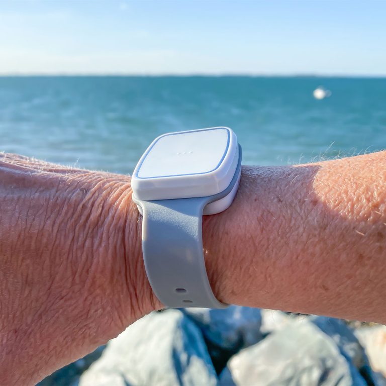 bracelet-detecteur-chute-gris-perle