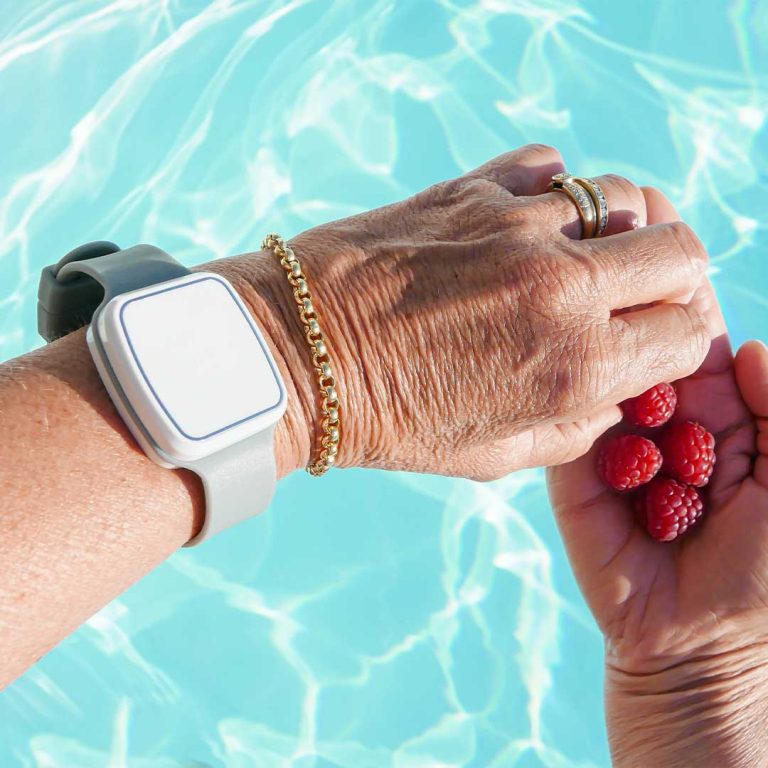 bracelet-detecteur-chute-gris-perle-piscine