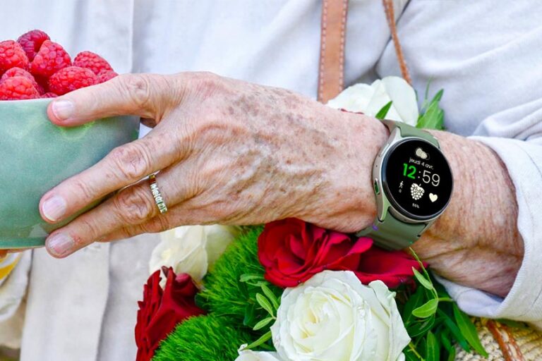 teleassistance-montre-madame-framboise-bracelet-kaki