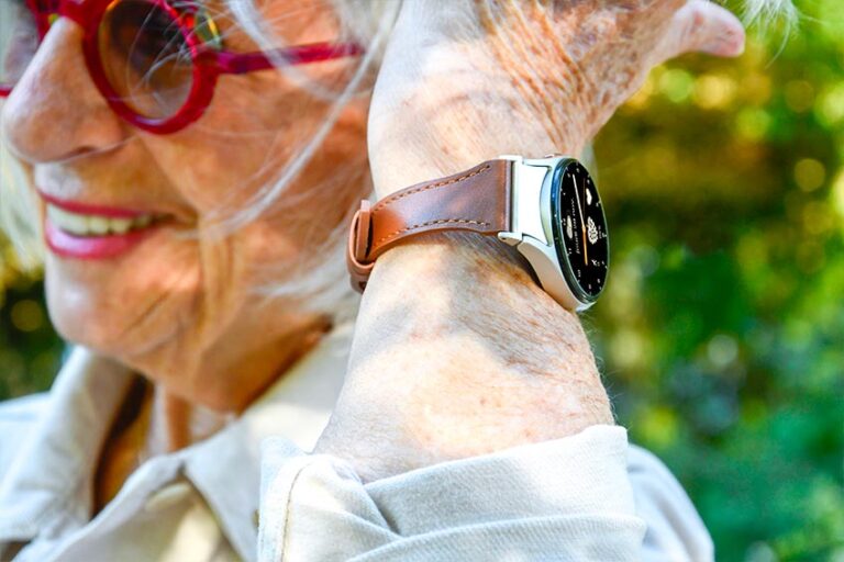 teleassistance-montre-madame-framboise-bracelet-marron